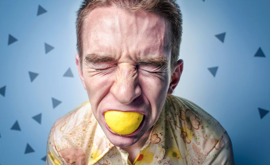 člověk s citronem