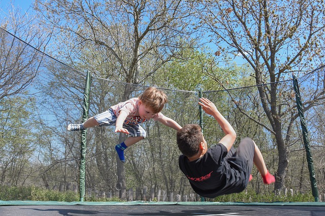 děti na trampolíně