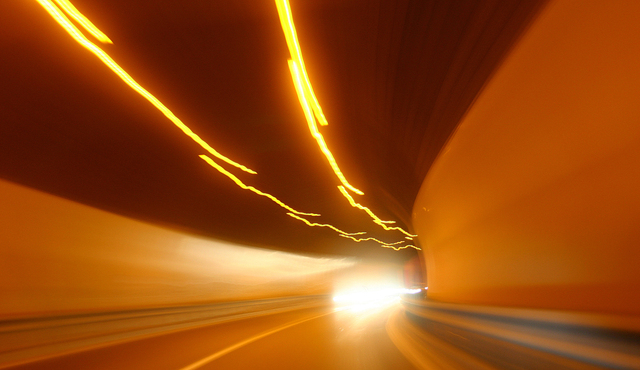 jízda v osvětleném tunelu